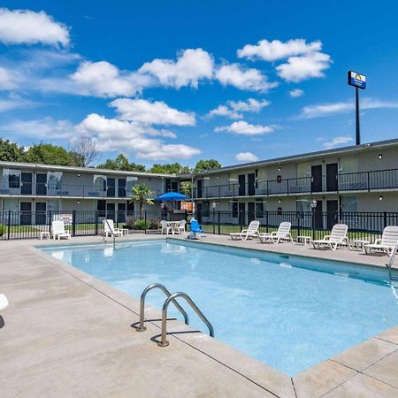 Days Inn And Suites By Wyndham Oxford Exterior photo