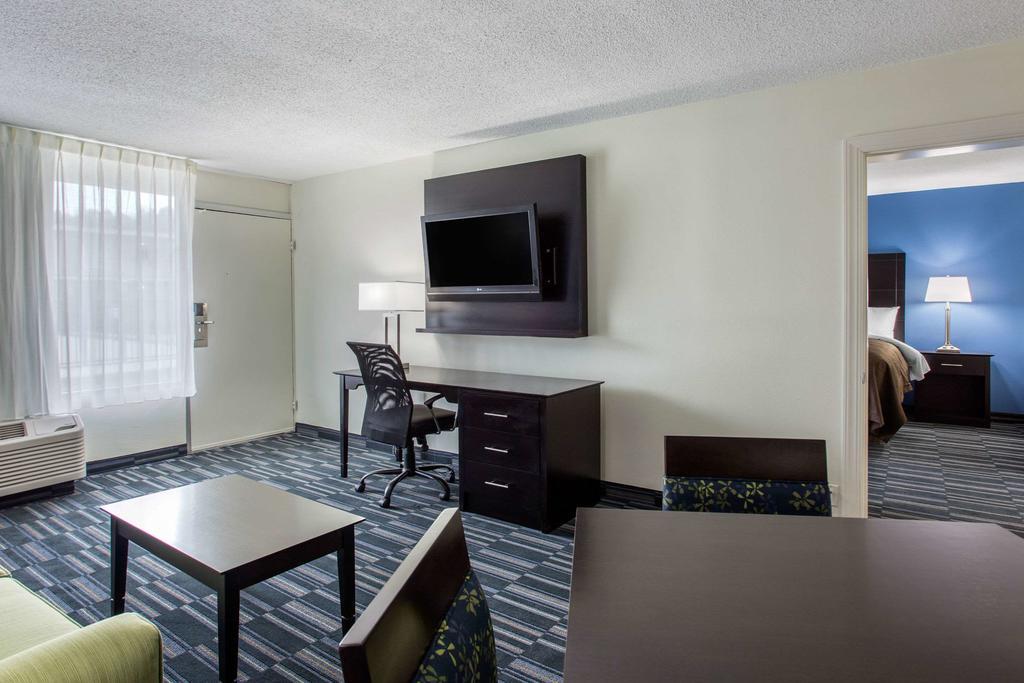 Days Inn And Suites By Wyndham Oxford Exterior photo