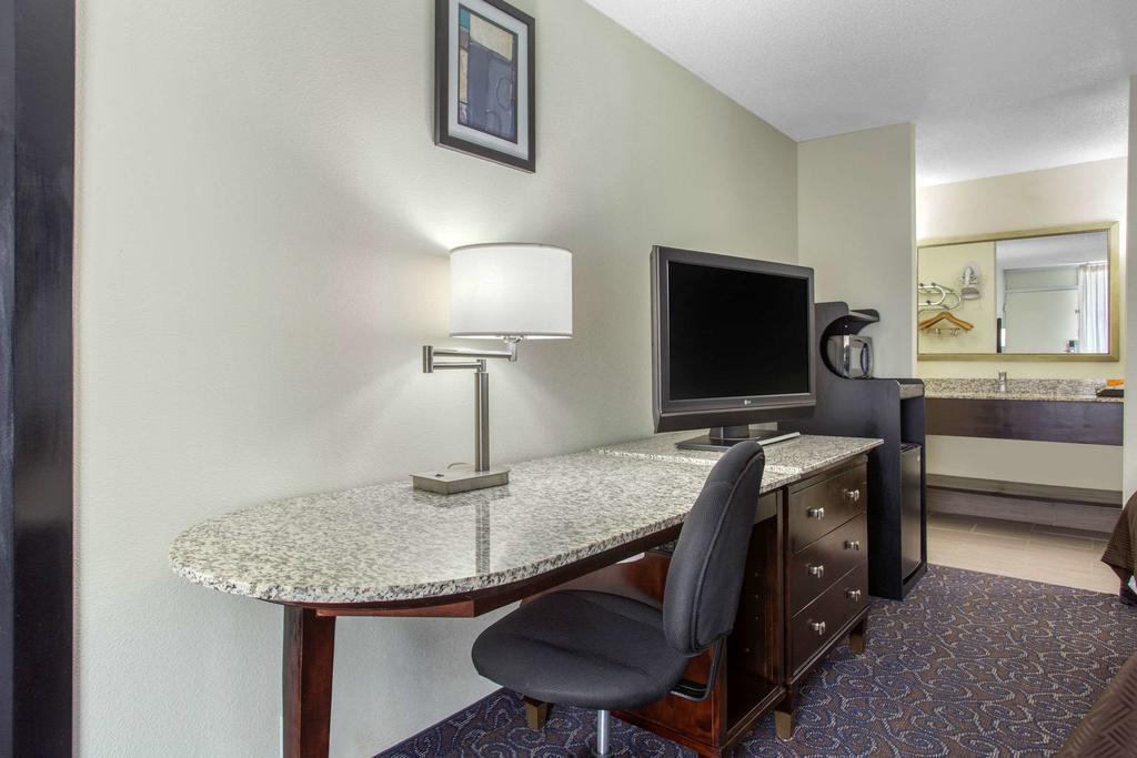 Days Inn And Suites By Wyndham Oxford Exterior photo