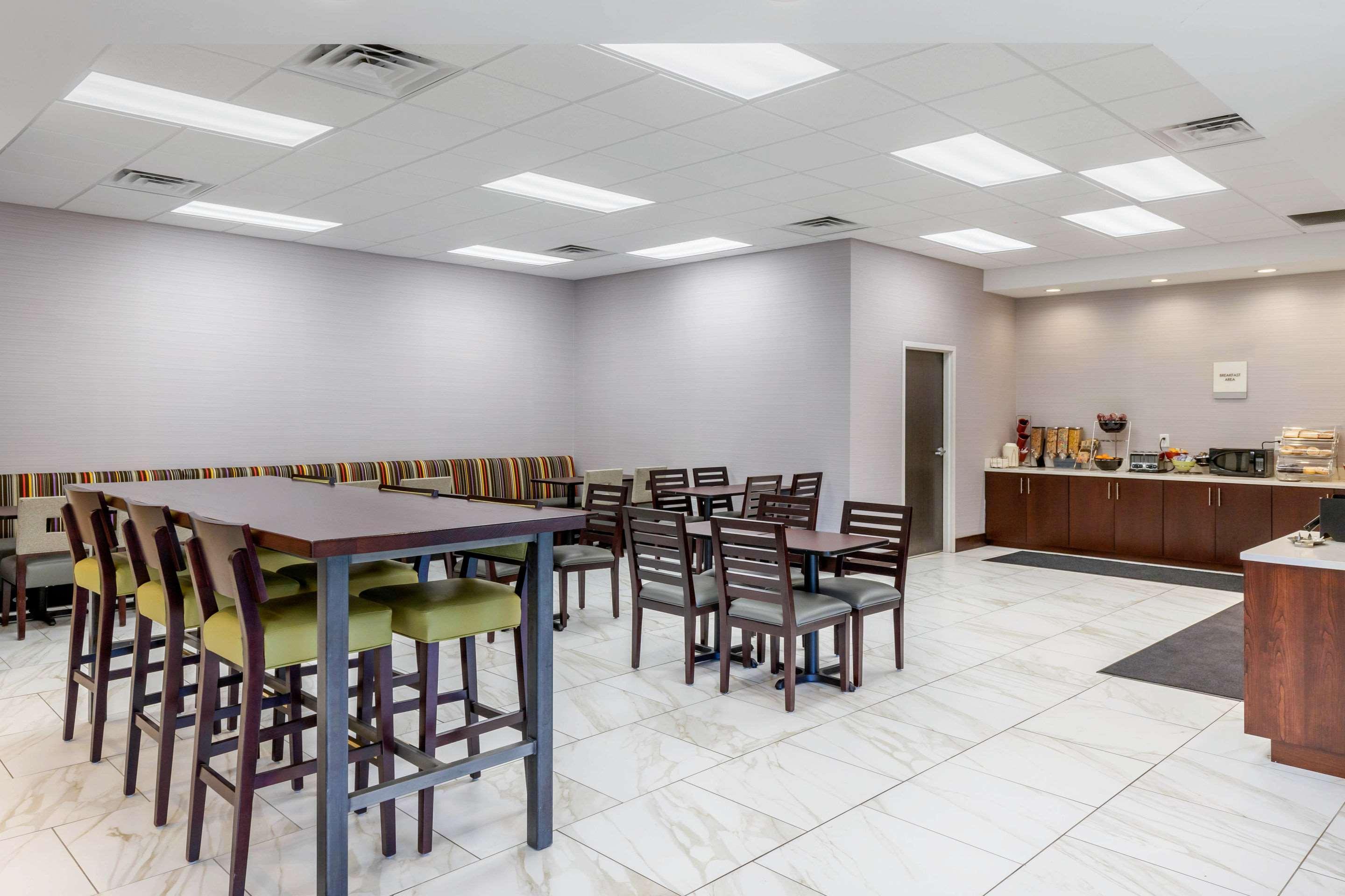 Days Inn And Suites By Wyndham Oxford Exterior photo