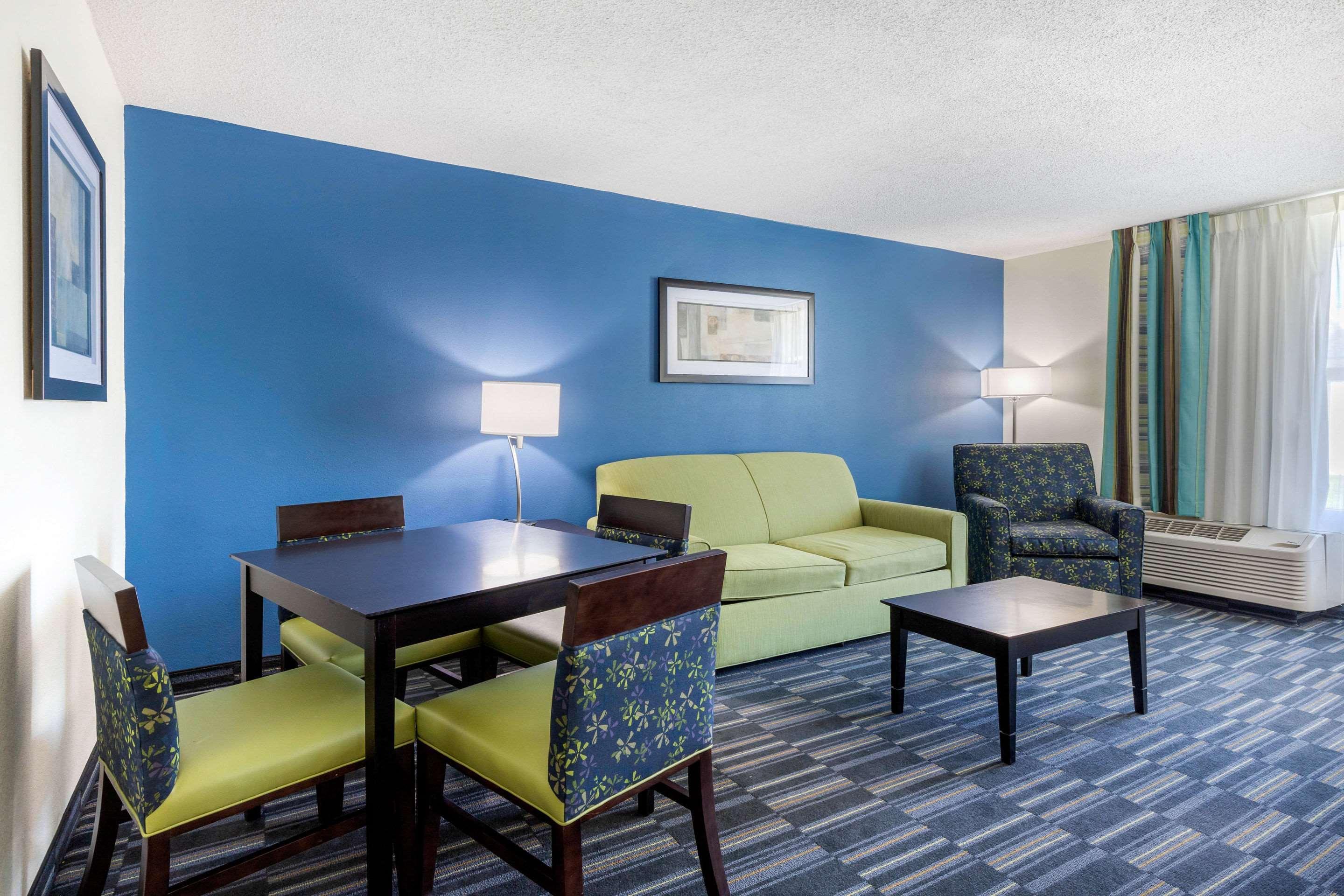 Days Inn And Suites By Wyndham Oxford Exterior photo