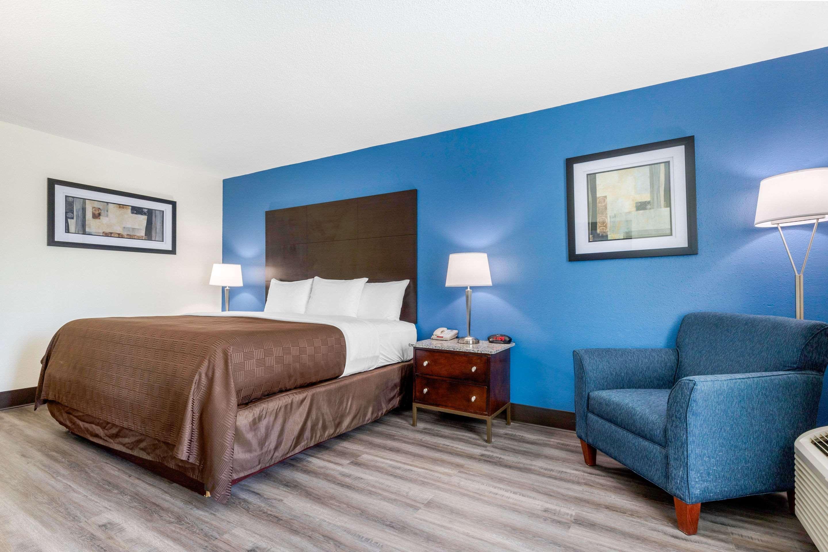 Days Inn And Suites By Wyndham Oxford Exterior photo
