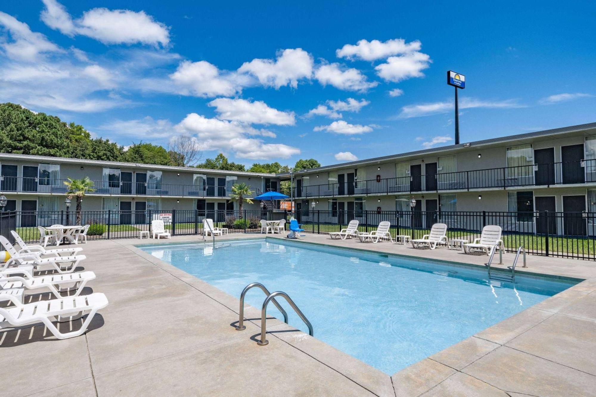 Days Inn And Suites By Wyndham Oxford Exterior photo